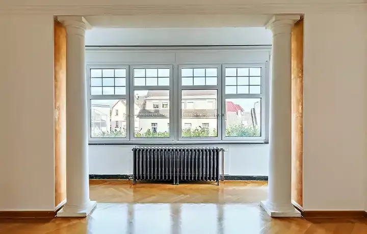 Gussheizkörper unter einem Fenster